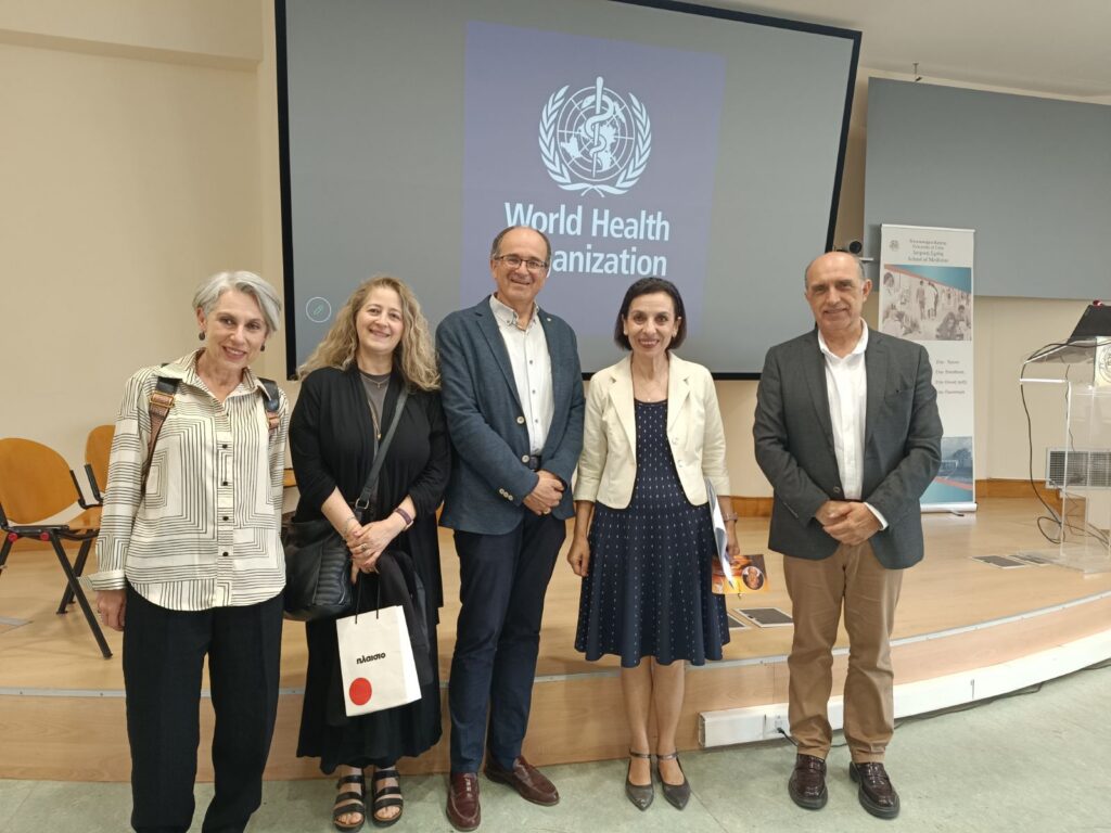 Η Αναπλ. Καθηγήτρια Μαρκάκη Αναστασία μαζί με τον Γενικό Διευθυντή Δημόσιας Υγείας και Κοινωνικής Μέριμνας της Περιφέρειας Κρήτης, Δρ. Αντώνιο Παπαδάκη και την Καθηγ. Παπαδάκη Ελένη, Κοσμήτορα Ιατρικής Σχολής του Πανεπιστημίου Κρήτης, Διευθύντρια του Συνεργαζόμενου Κέντρου του ΠΟΥ (1ος και 2η από δεξιά προς αριστερά αντίστοιχα)